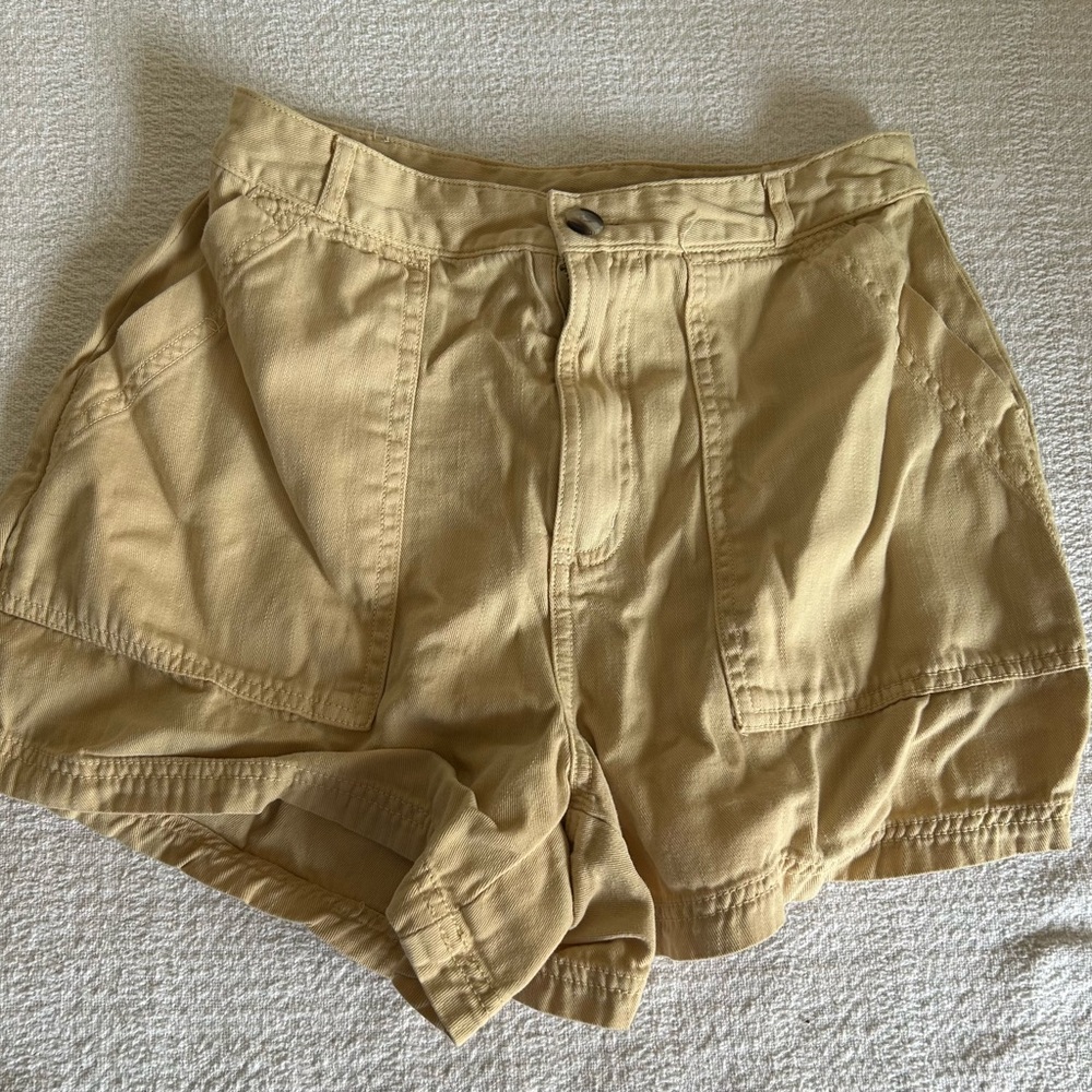 Universal Thread Women's Cargo Shorts in Tan